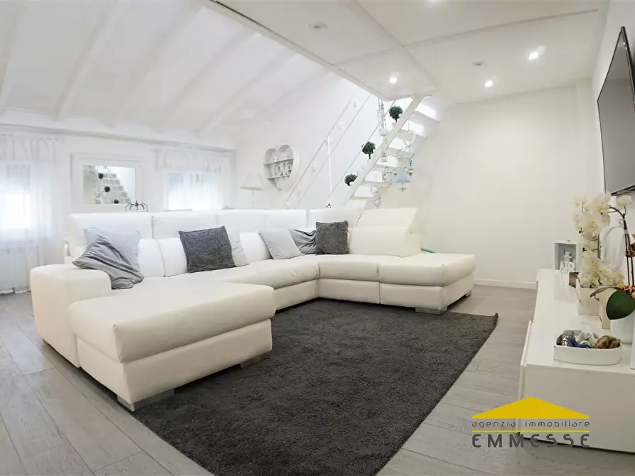 Immagine 2 di Appartamento in vendita  a Massa