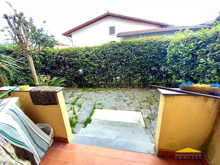 Immagine 2 di Appartamento in vendita  a Massa