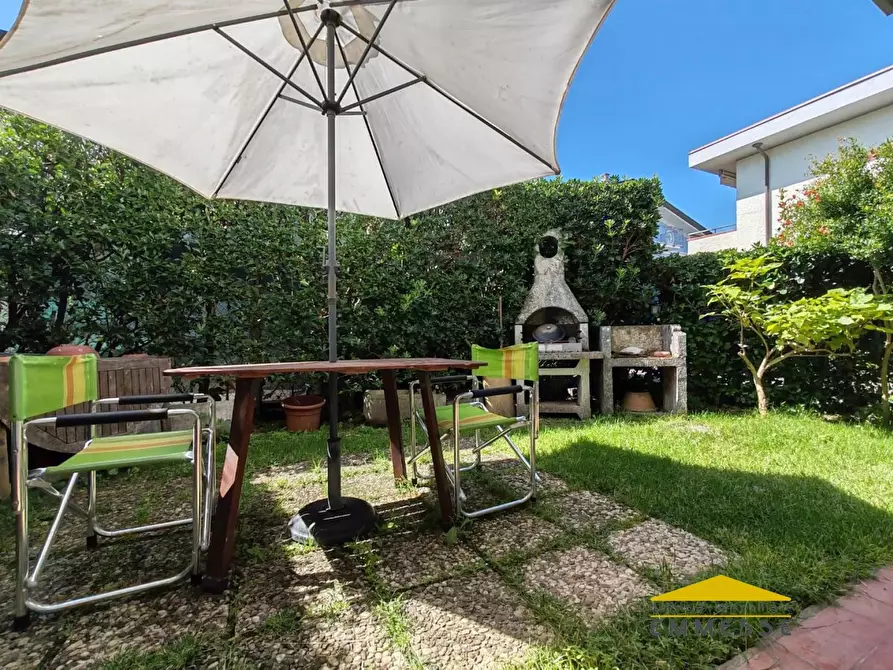 Immagine 2 di Appartamento in vendita  a Massa