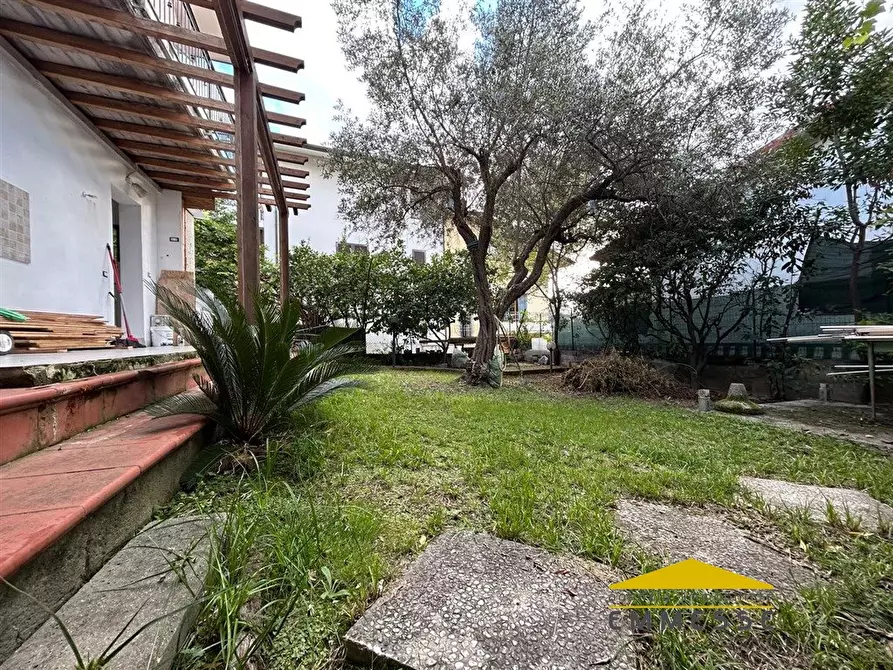 Immagine 2 di Appartamento in vendita  a Massa