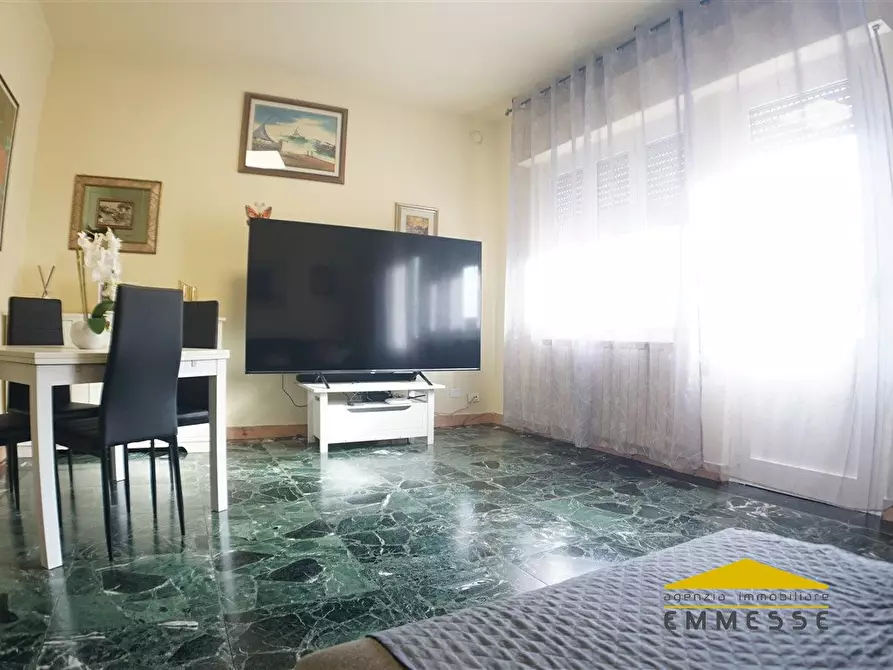 Immagine 2 di Appartamento in vendita  a Montignoso