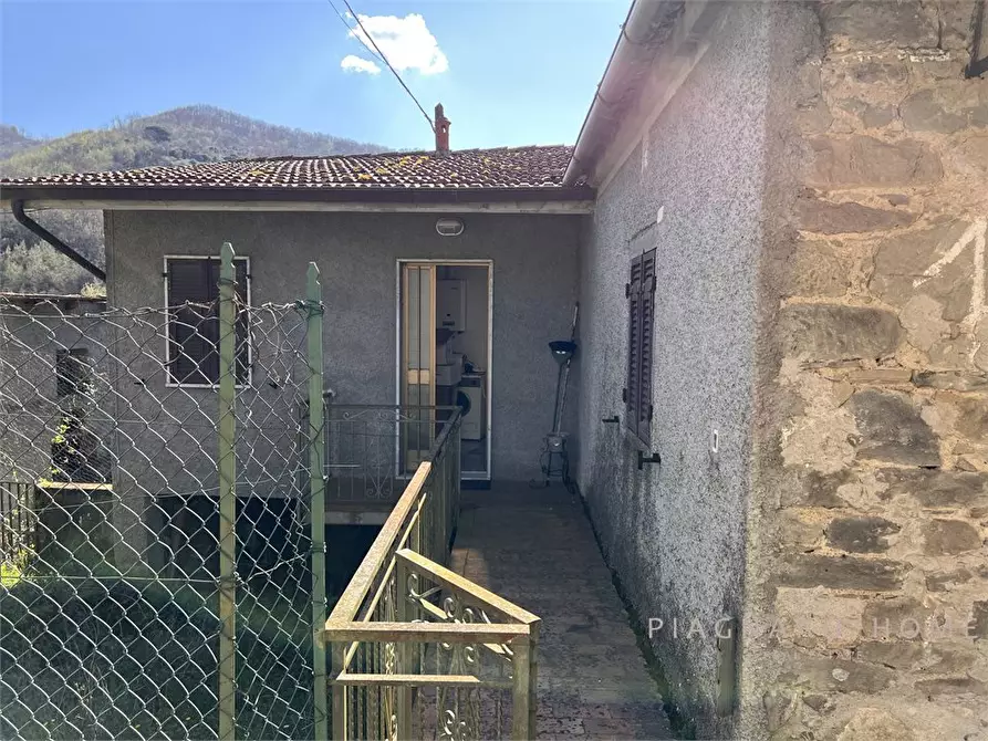 Immagine 2 di Appartamento in vendita  6 a Filattiera