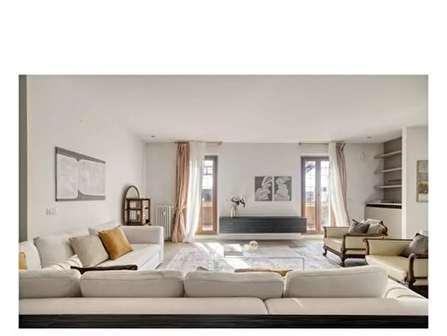 Immagine 1 di Appartamento in vendita  a Milano