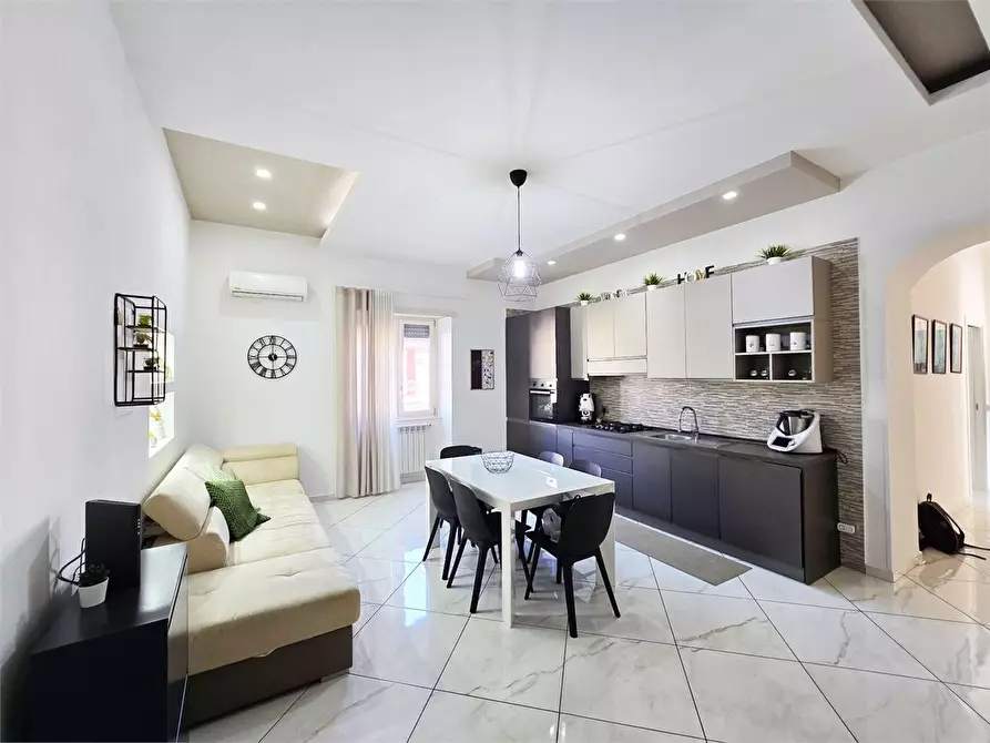 Immagine 1 di Appartamento in vendita  a Napoli