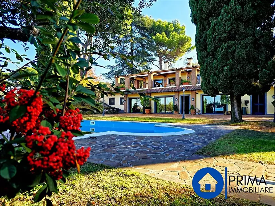 Immagine 1 di Villa in vendita  a Monte Porzio Catone
