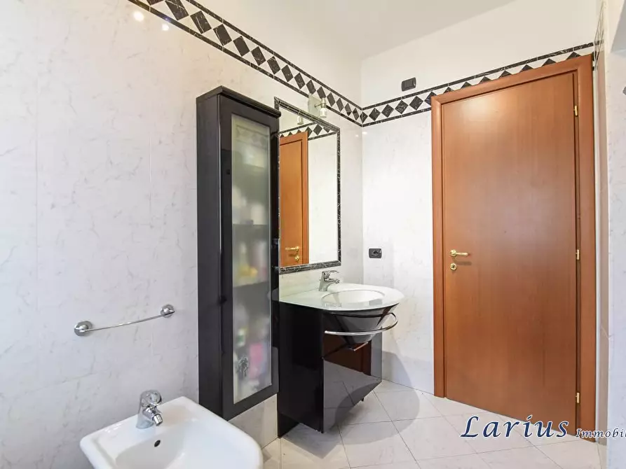 Immagine 2 di Appartamento in vendita  a Erba