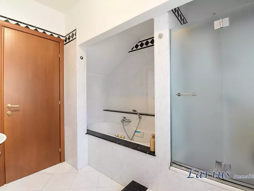 Immagine 8 di Appartamento in vendita  a Erba