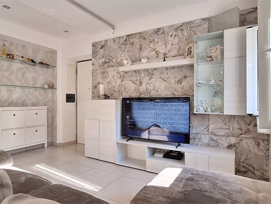 Immagine 9 di Appartamento in vendita  20/F a Napoli