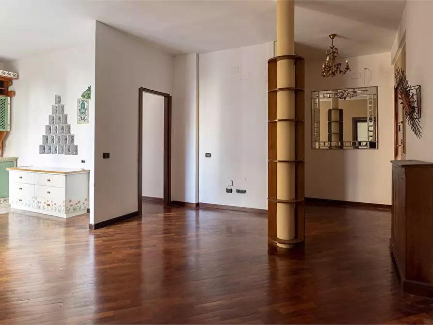 Immagine 3 di Appartamento in vendita  270 a Napoli