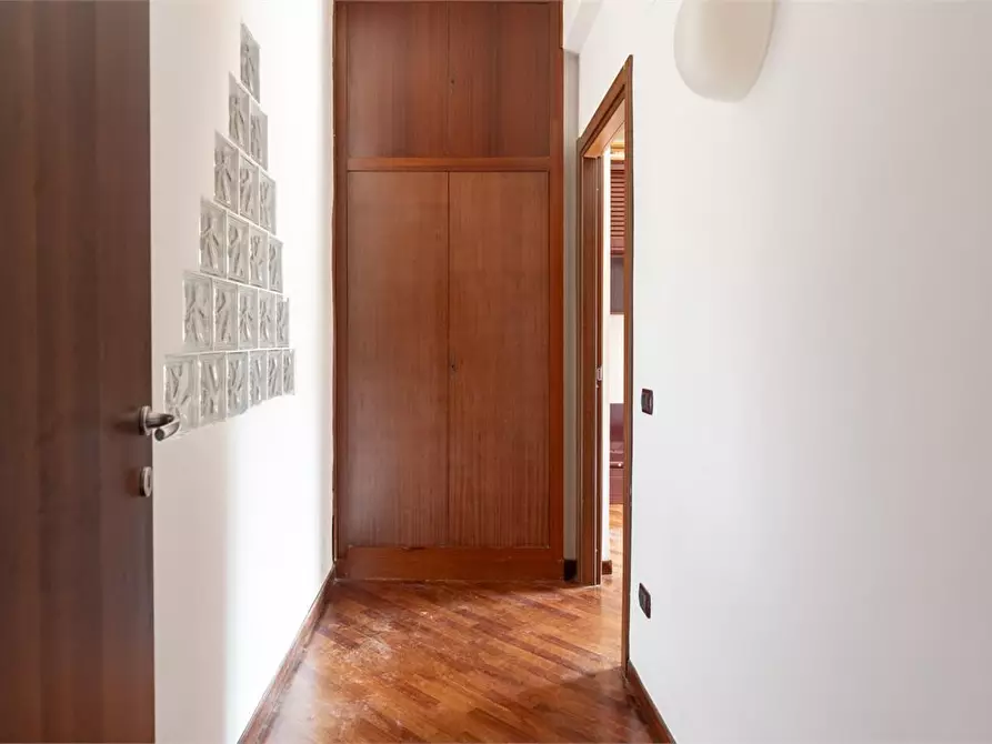 Immagine 10 di Appartamento in vendita  270 a Napoli