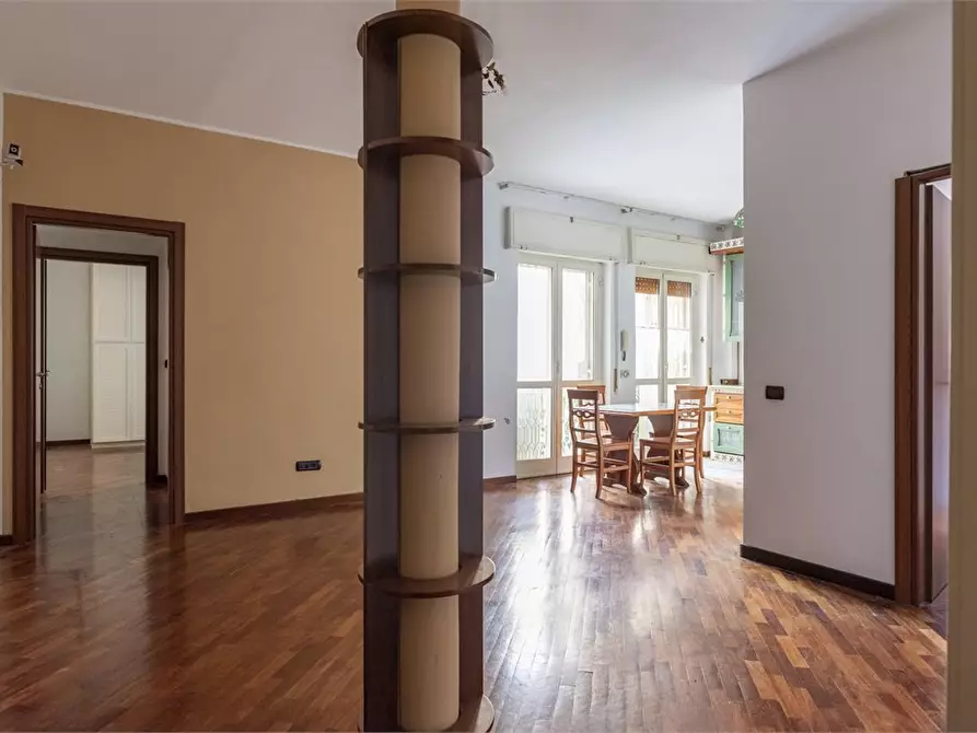 Immagine 1 di Appartamento in vendita  270 a Napoli