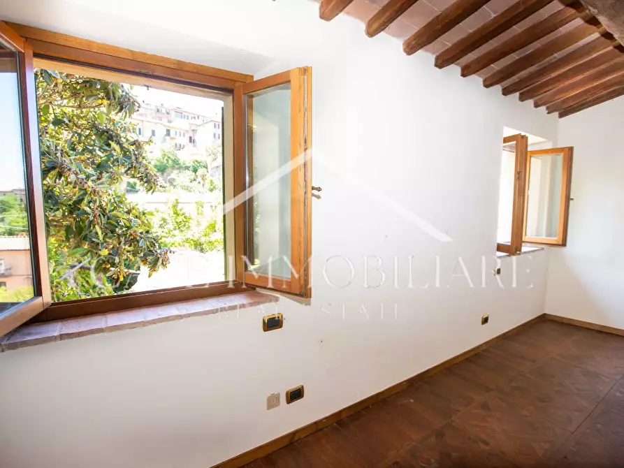 Immagine 9 di Appartamento in vendita  a Siena