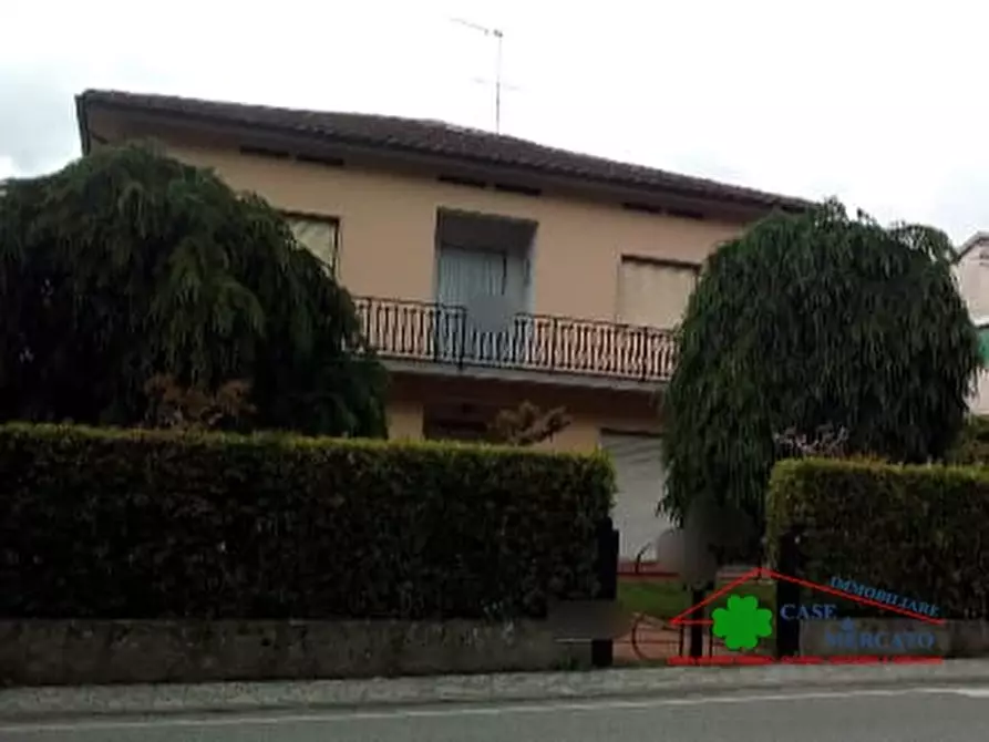 Immagine 1 di Villa in vendita  a Capannori