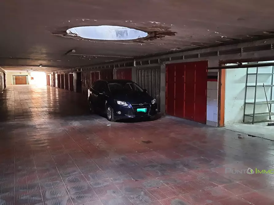 Immagine 4 di Garage in vendita  250 a Brindisi