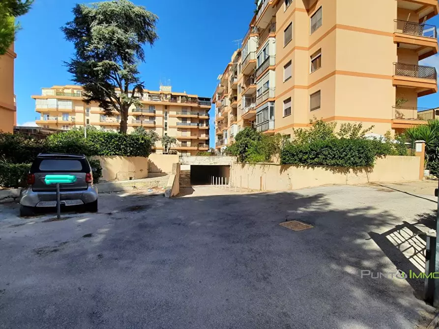 Immagine 2 di Garage in vendita  250 a Brindisi