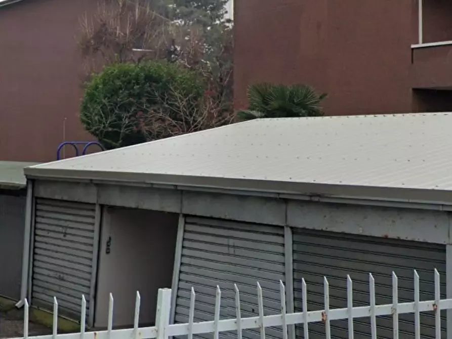 Immagine 5 di Garage in vendita  80 a Magenta