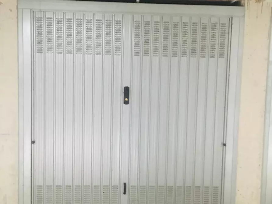 Immagine 3 di Garage in vendita  snc a Arluno