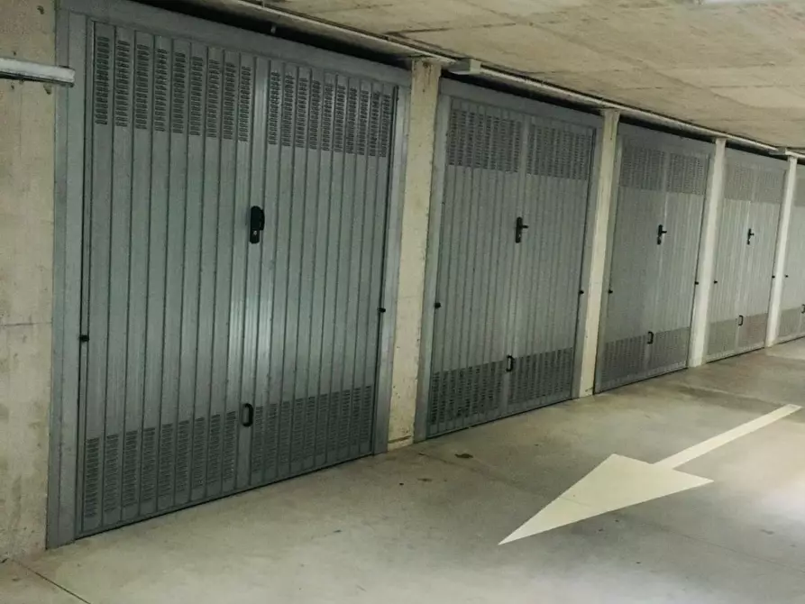 Immagine 4 di Garage in vendita  snc a Arluno