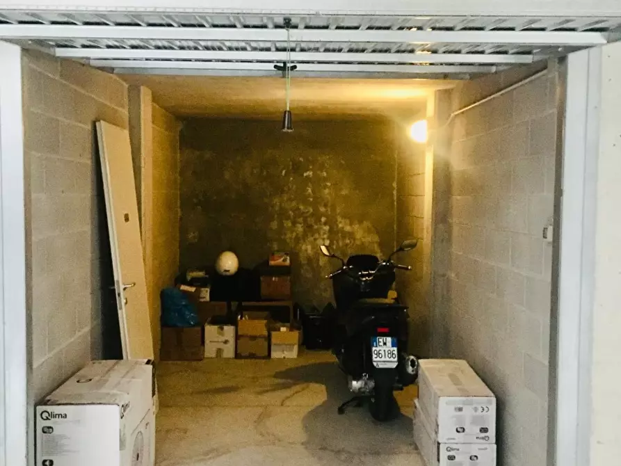 Immagine 2 di Garage in vendita  snc a Arluno