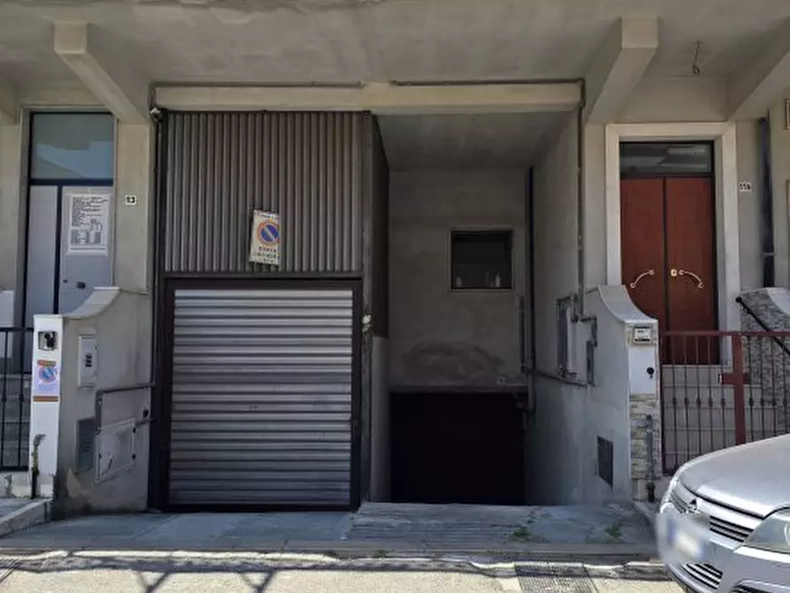 Immagine 1 di Garage in vendita  11 a Adelfia
