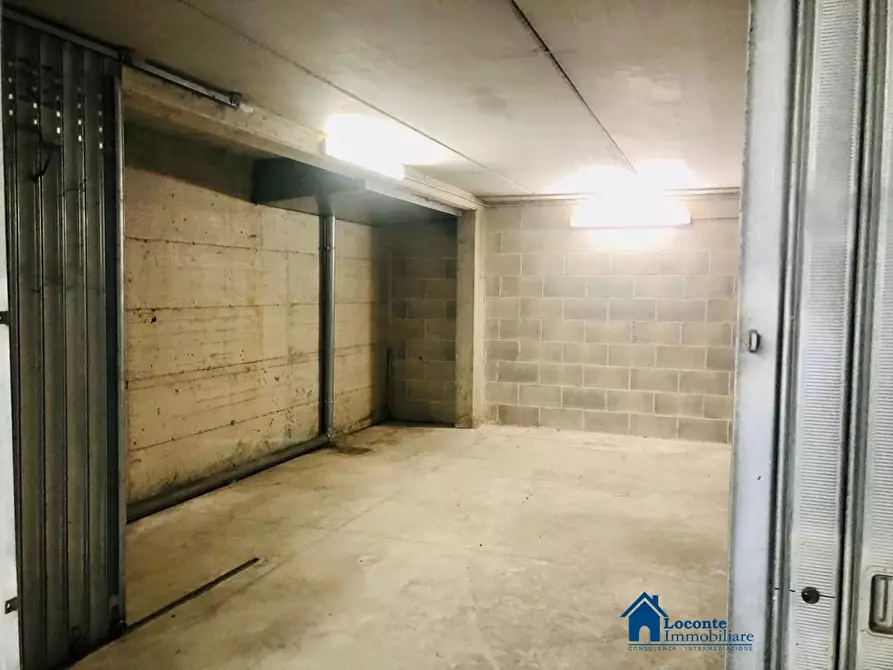 Immagine 4 di Garage in vendita  a Capurso