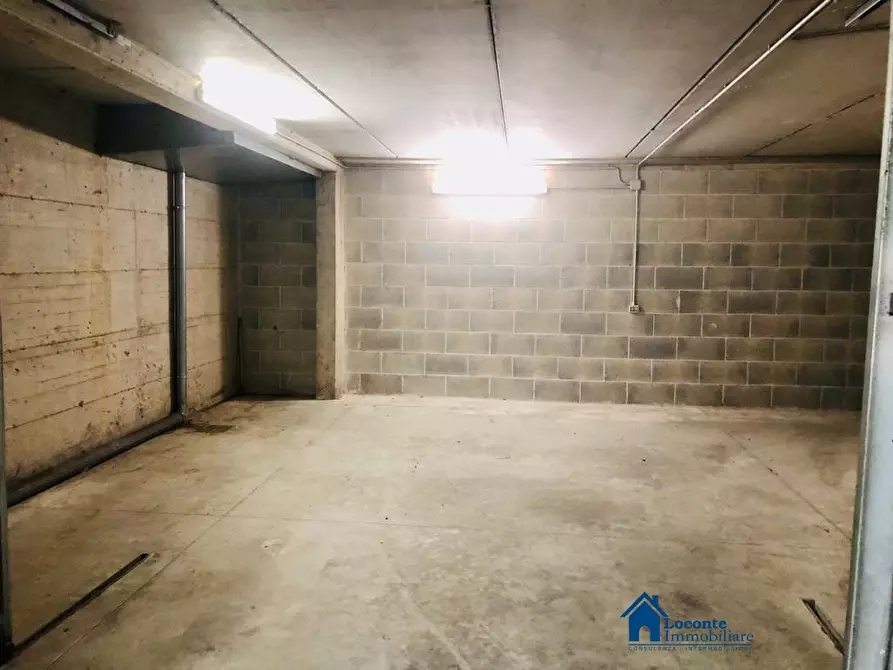 Immagine 5 di Garage in vendita  a Capurso