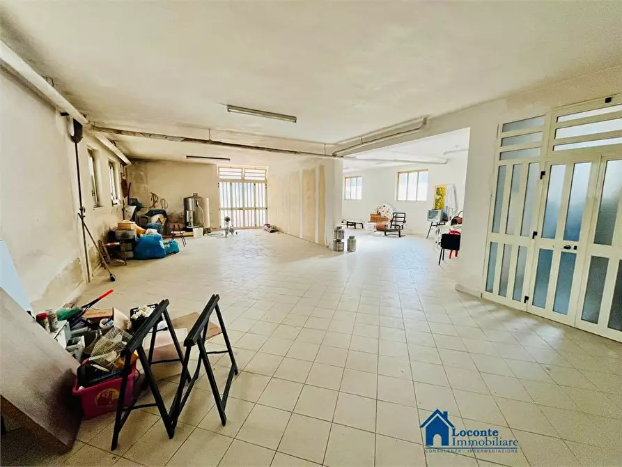 Immagine 1 di Garage in vendita  a Capurso