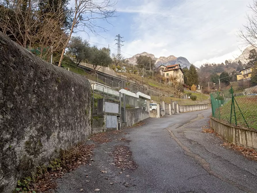 Immagine 10 di Garage in vendita  a Mandello Del Lario