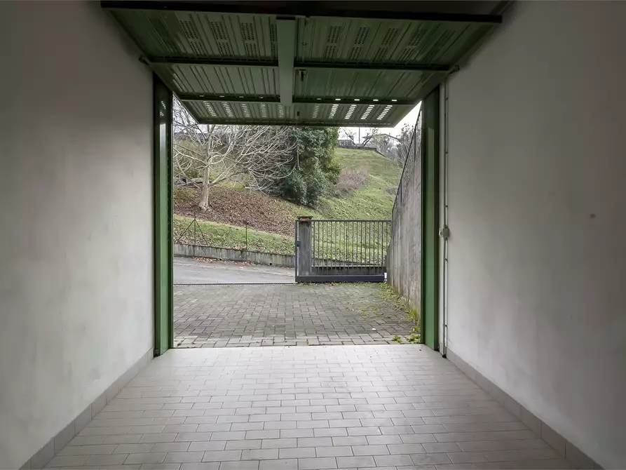 Immagine 8 di Garage in vendita  a Mandello Del Lario