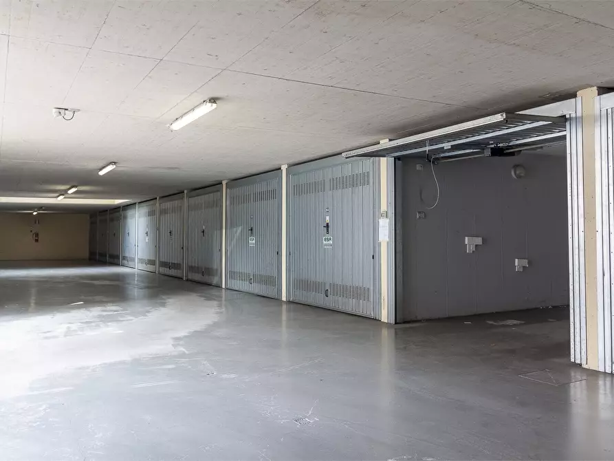Immagine 5 di Garage in vendita  a Mandello Del Lario
