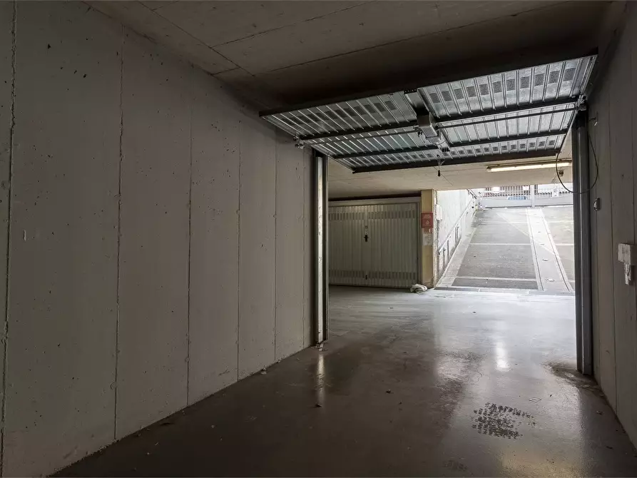 Immagine 7 di Garage in vendita  a Mandello Del Lario