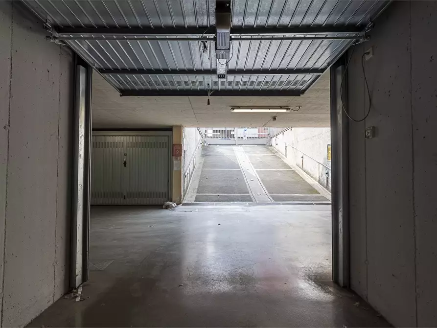 Immagine 8 di Garage in vendita  a Mandello Del Lario