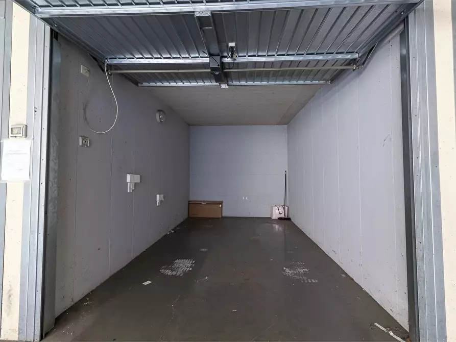 Immagine 6 di Garage in vendita  a Mandello Del Lario