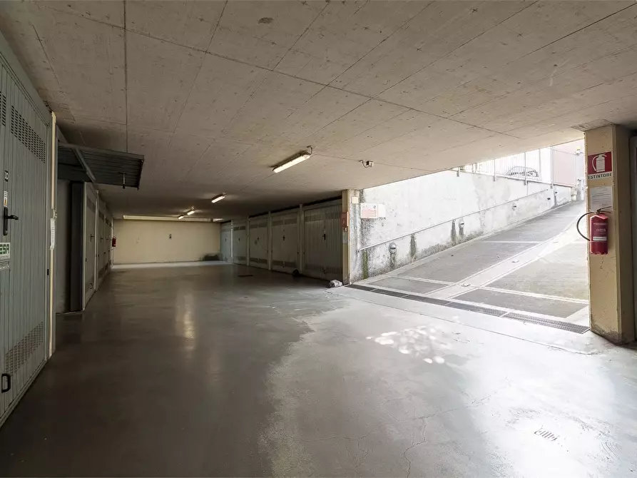 Immagine 4 di Garage in vendita  a Mandello Del Lario