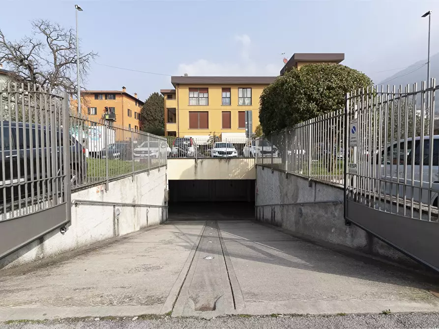 Immagine 2 di Garage in vendita  a Mandello Del Lario