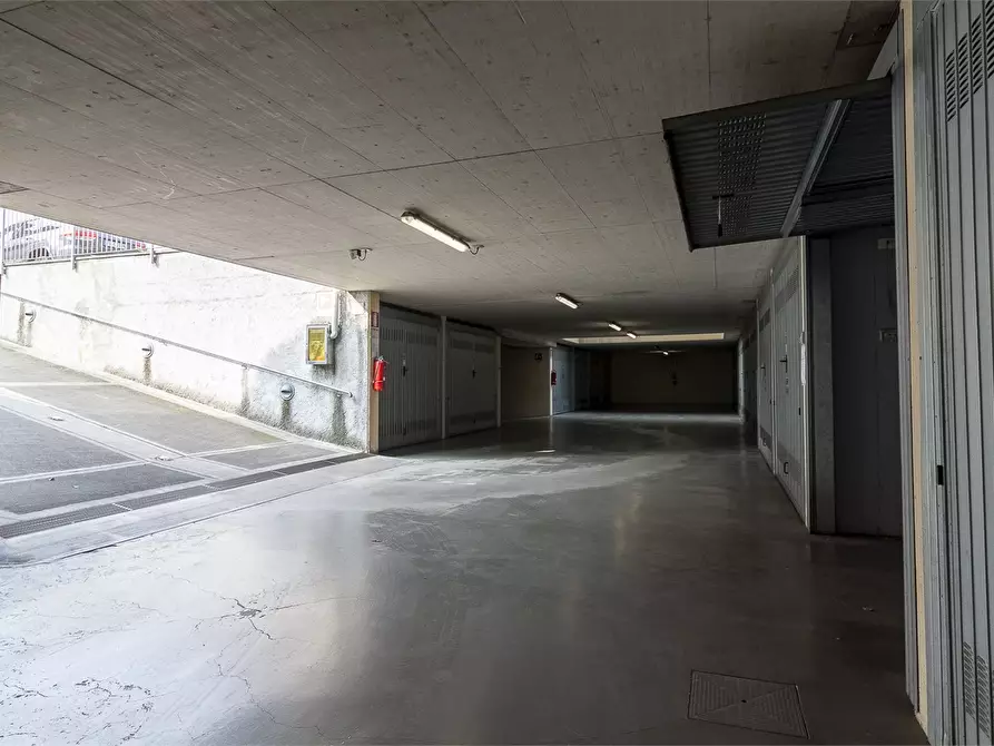 Immagine 3 di Garage in vendita  a Mandello Del Lario