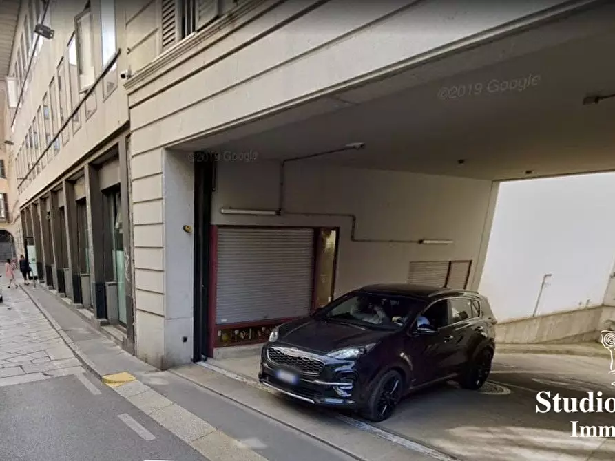 Immagine 1 di Garage in vendita  10 a Milano