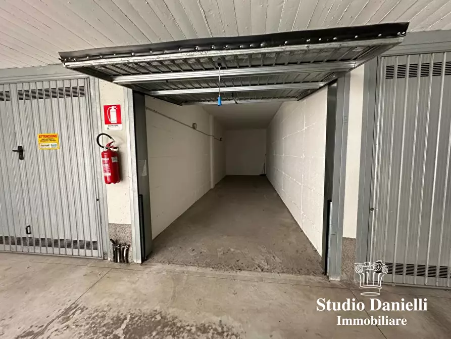 Immagine 2 di Garage in vendita  13 a Verano Brianza