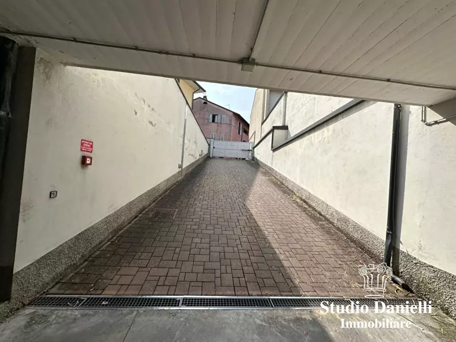 Immagine 9 di Garage in vendita  13 a Verano Brianza