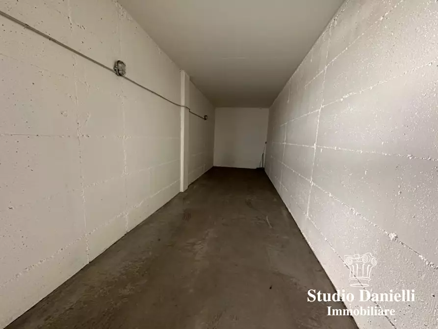 Immagine 5 di Garage in vendita  13 a Verano Brianza