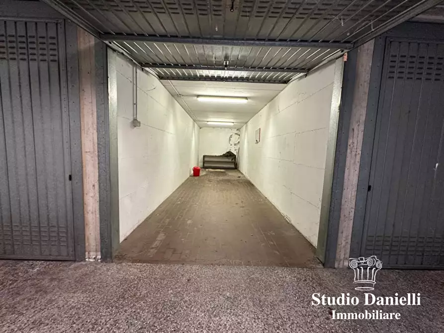 Immagine 7 di Garage in vendita  3 a Carate Brianza