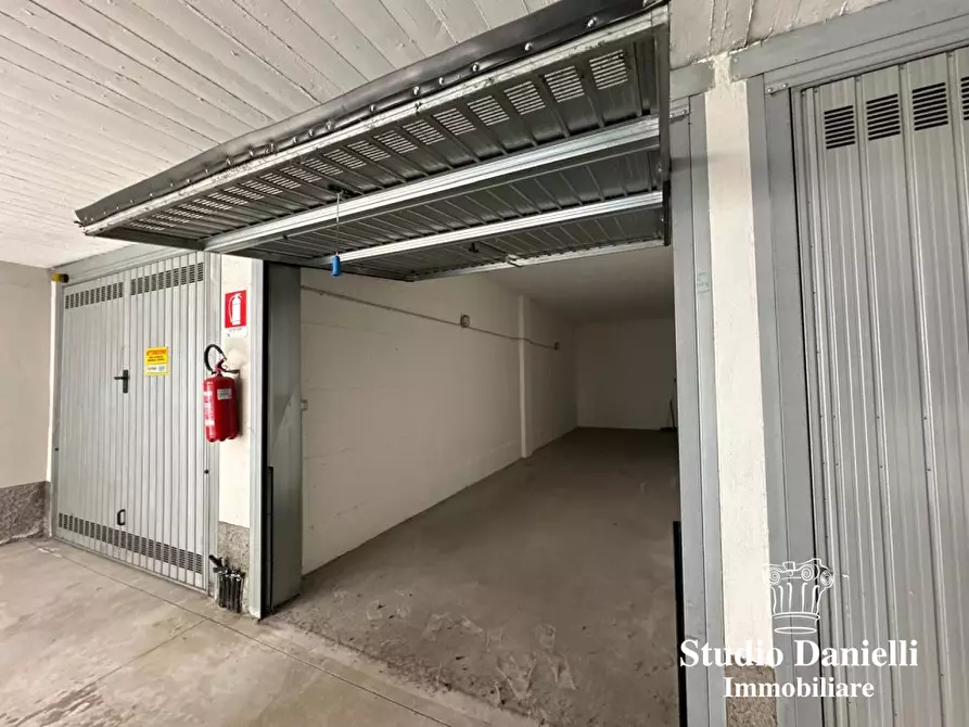 Immagine 1 di Garage in vendita  13 a Verano Brianza