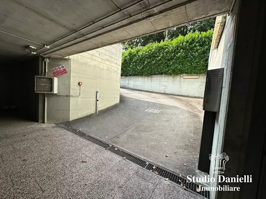 Immagine 10 di Garage in vendita  3 a Carate Brianza