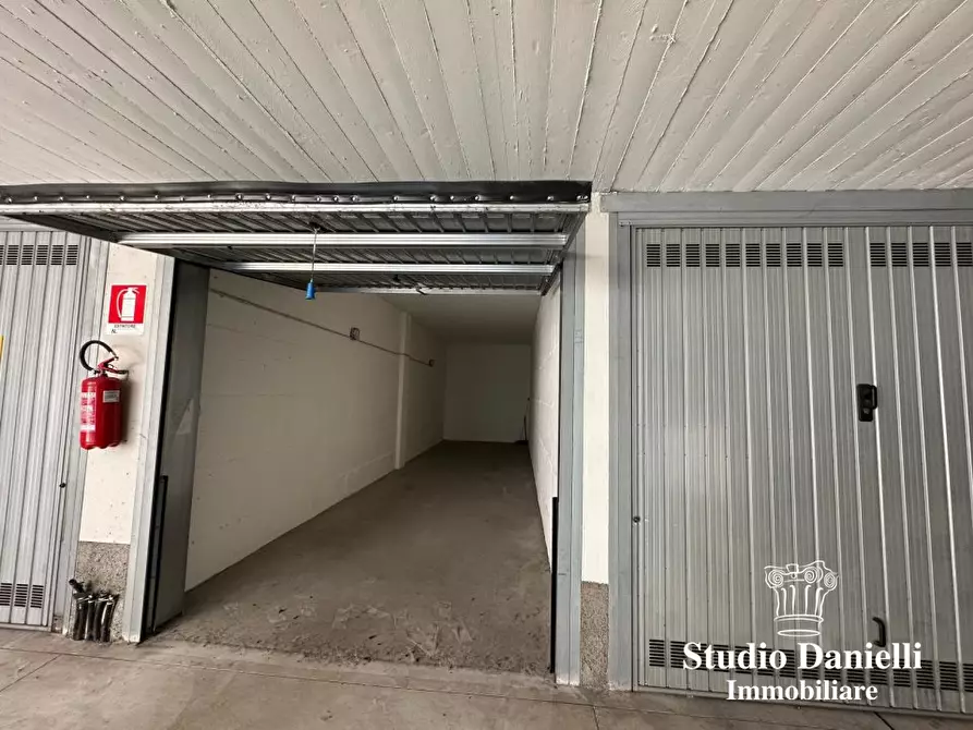 Immagine 3 di Garage in vendita  13 a Verano Brianza