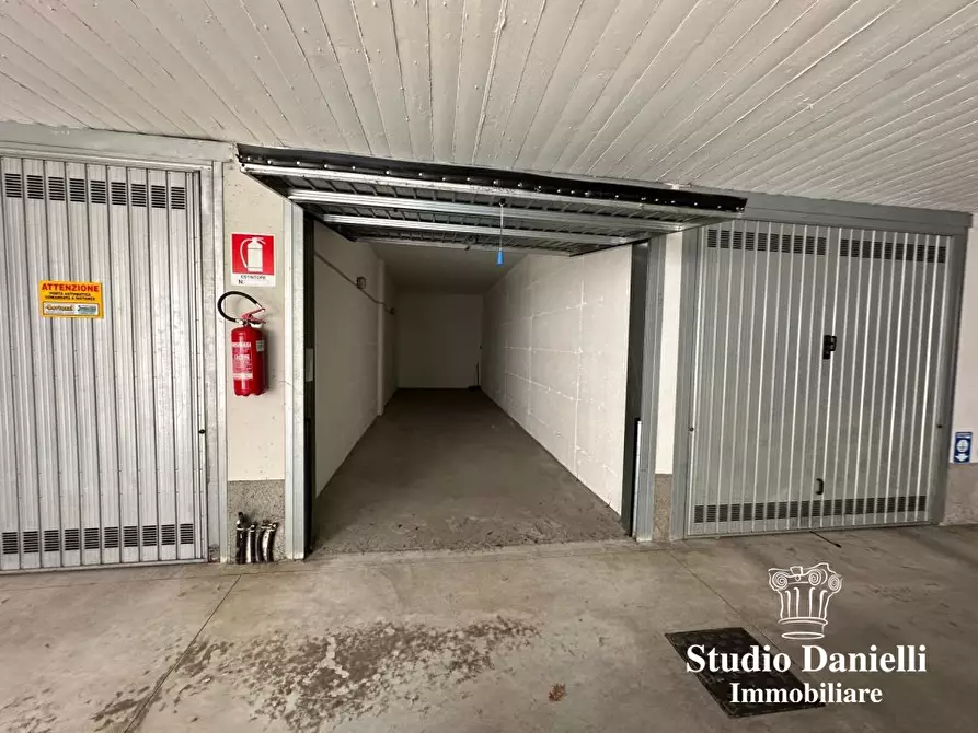 Immagine 10 di Garage in vendita  13 a Verano Brianza