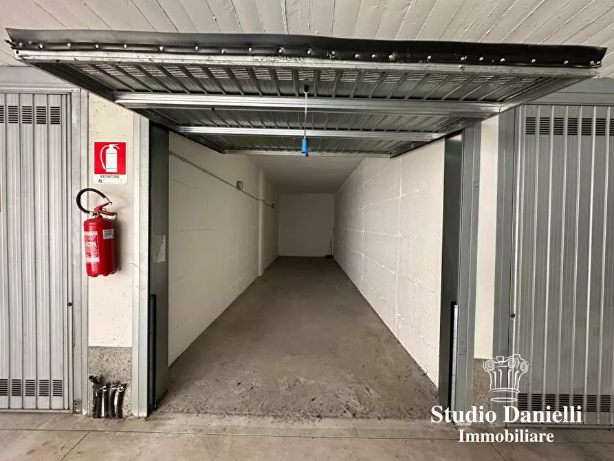 Immagine 6 di Garage in vendita  13 a Verano Brianza