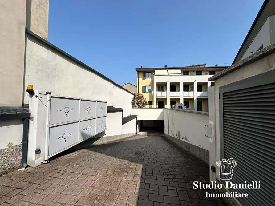 Immagine 8 di Garage in vendita  13 a Verano Brianza