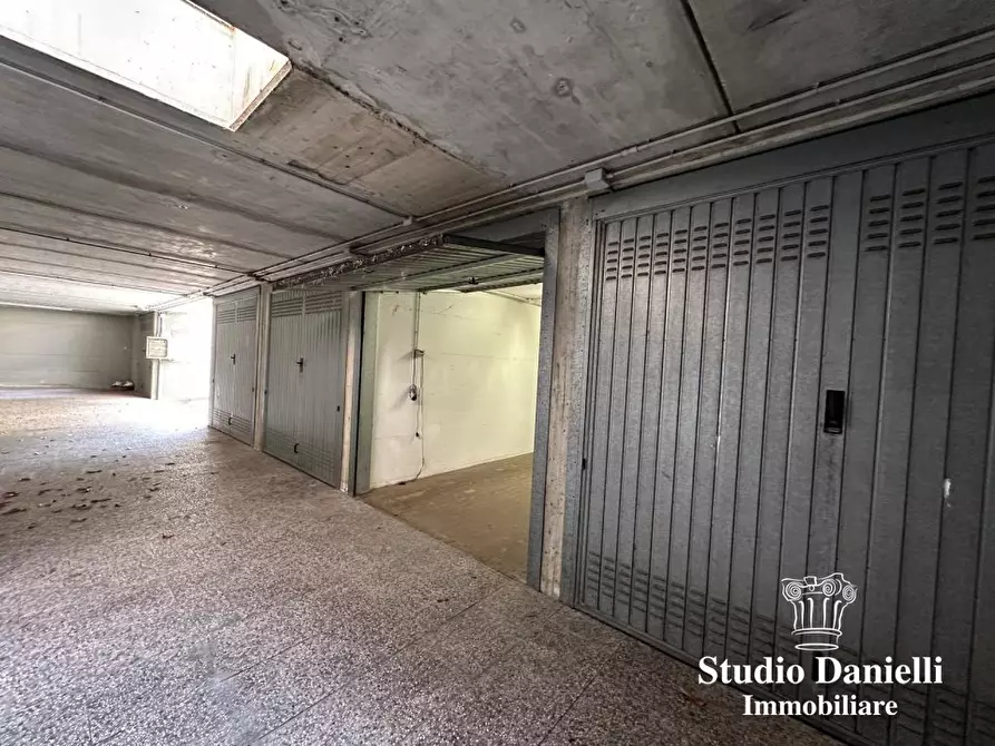 Immagine 2 di Garage in vendita  3 a Carate Brianza