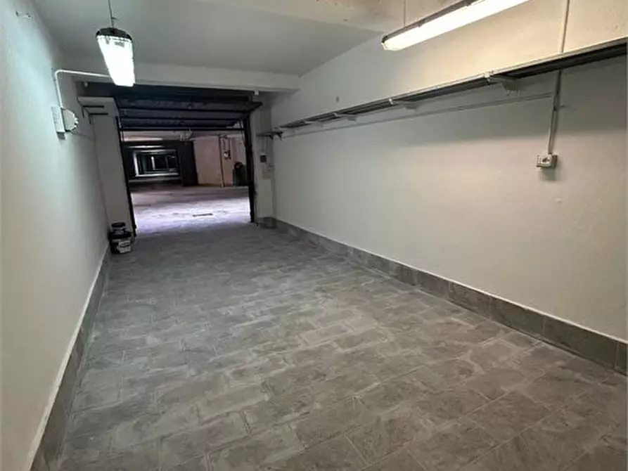 Immagine 3 di Garage in vendita  103 a Milano