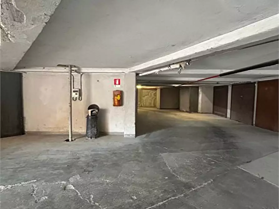 Immagine 9 di Garage in vendita  103 a Milano